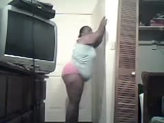 Chunky ebon woman with thick hips dances for me in a hawt way